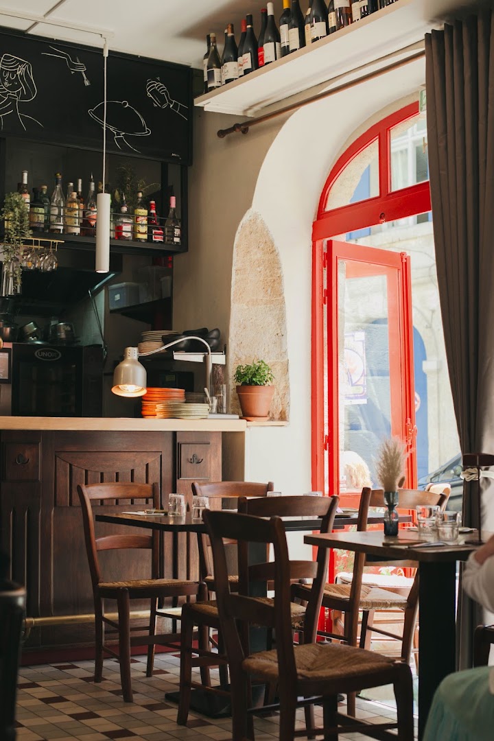 Le comptoir et la porte rouge de Pinch à Bordeaux