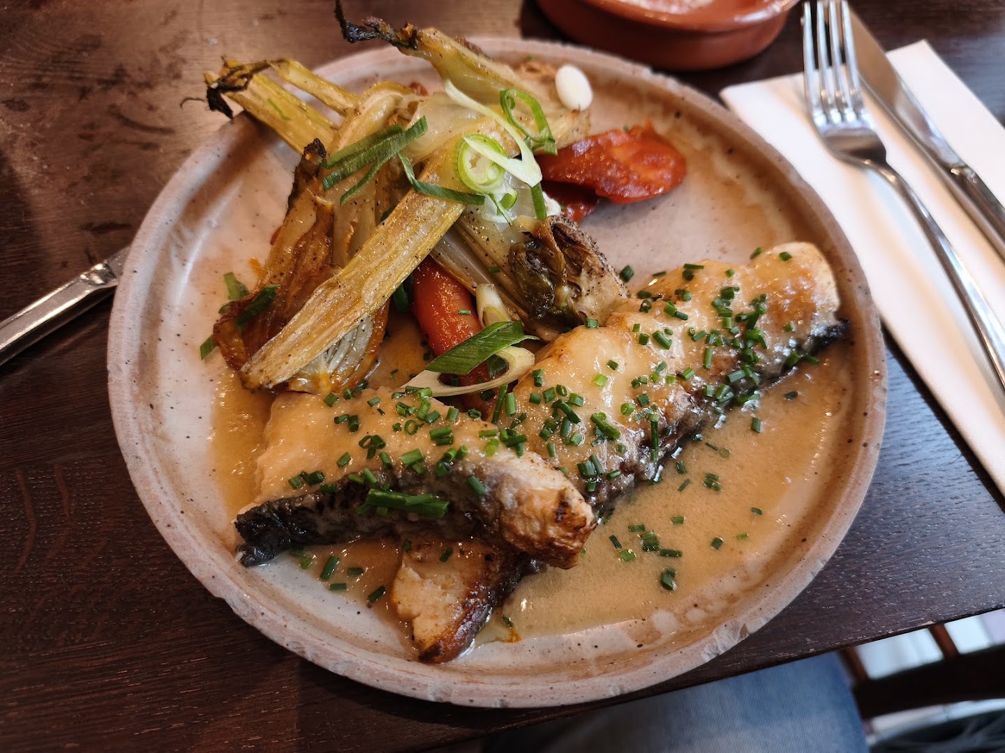 Une assiette de poisson, fenouil et herbes