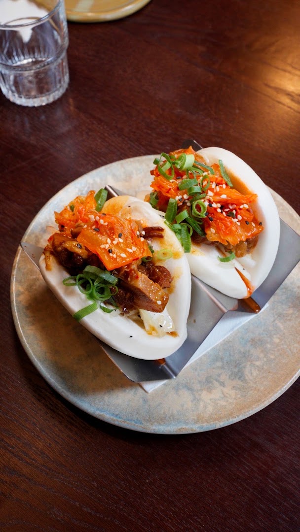 Des bao garnis servis avec du kimchi