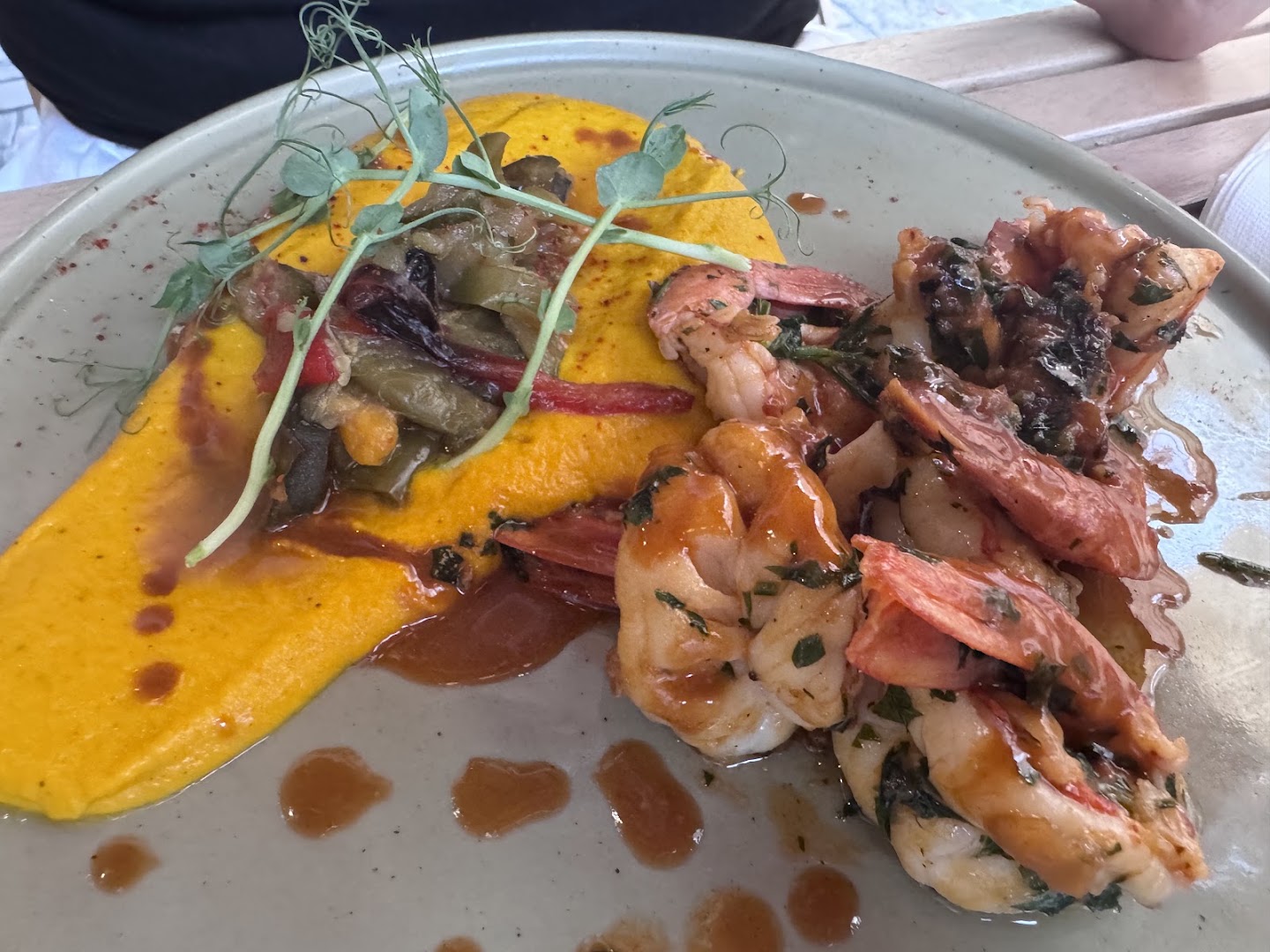 Des crevettes et du poulpe sur une purée orangée