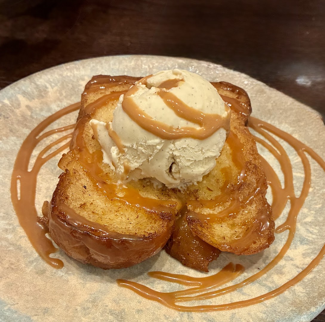 Un pain perdu avec glace et caramel